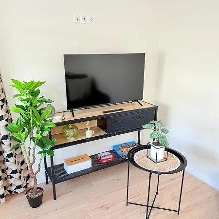Luxury & Modern Cocoon - Parking Included אגנו